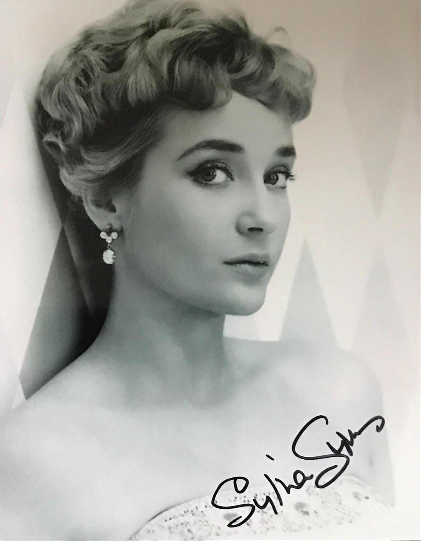 Sylvia Syms